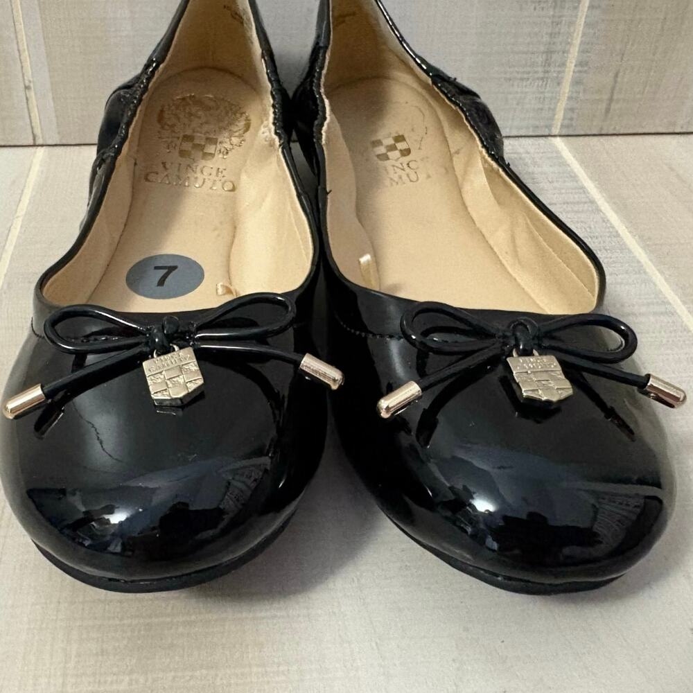 Vince Camuto Classic Black Patent Ballet Flats Bow Logo Charm Women’s Size 7M - Picture 3 of 11